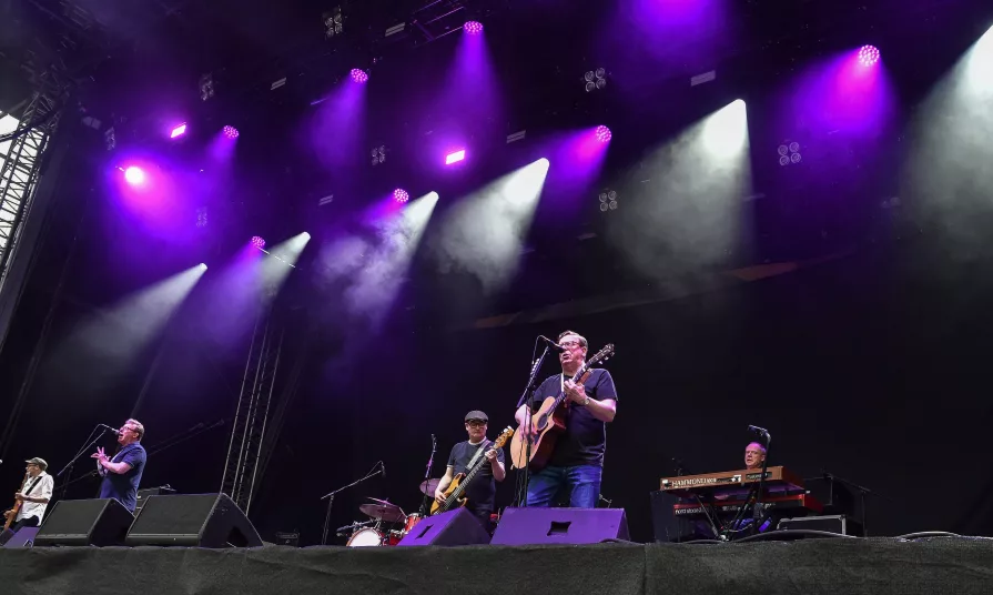 paul heaton with guitar