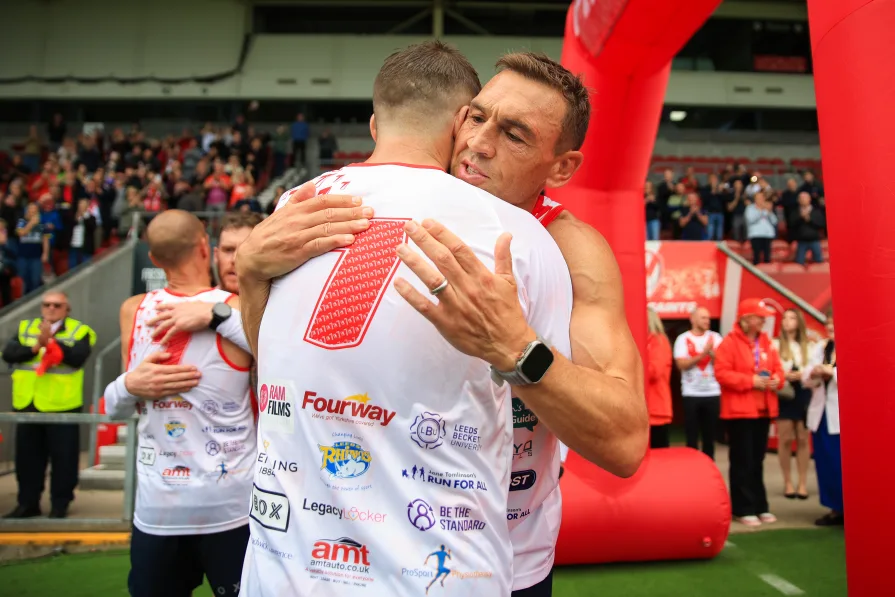 Picture by Callum Pilkington/SWpix.com - 03/10/2026 - Rugby League - Kevin Sinfield 7 in 7 - The Grand Finale - Salford to St Helens - England - Sir Kevin Sinfield hugs team as they arrive at St Helens