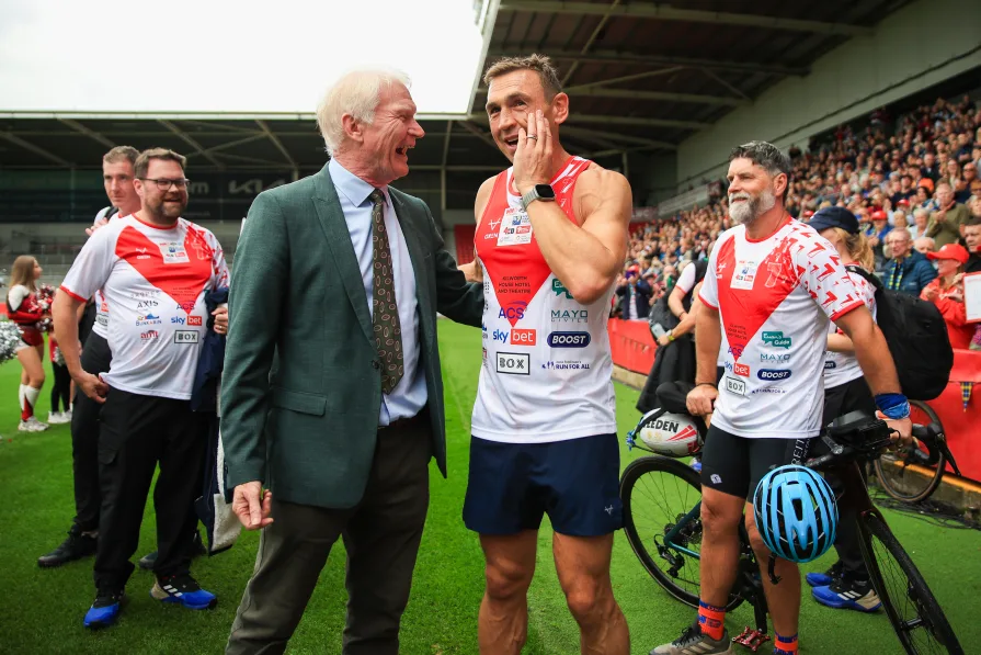 Picture by Callum Pilkington/SWpix.com - 03/10/2026 - Rugby League - Kevin Sinfield 7 in 7 - The Grand Finale - Salford to St Helens - England - Sir Kevin Sinfield and Eamonn McManus after he arrives at St Helens