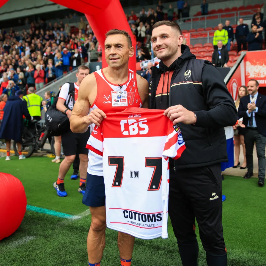 Picture by Callum Pilkington/SWpix.com - 03/10/2026 - Rugby League - Kevin Sinfield 7 in 7 - The Grand Finale - Salford to St Helens - England - Sir Kevin Sinfield is gifted a St Helens shirt by Matty Lees of St Helens